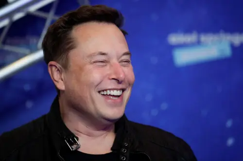 Elon Musk vuelve al centro de la polémica: publica una foto de su mesita de noche con dos pistolas y varias Coca-Cola