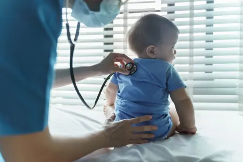 Bronquiolitis en bebés: síntomas de alarma por los que deberías ir al médico