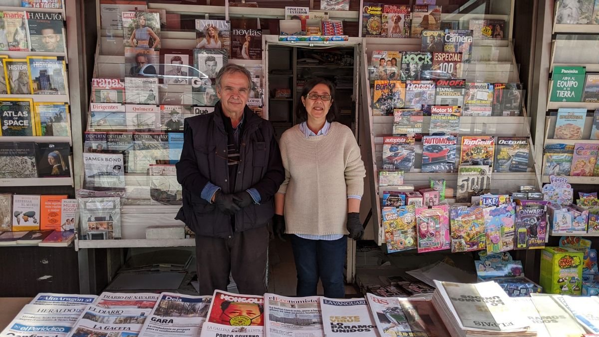 "Vengo a trabajar con precaución, pero no con miedo", dice un quiosquero del centro de Madrid, cuyas ventas repuntan porque los clientes se llevan los periódicos de dos en dos