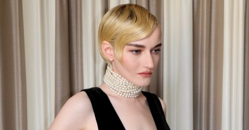 Julia Garner Channeled Louise Brooks For Gucci’s Spring 2023 Show