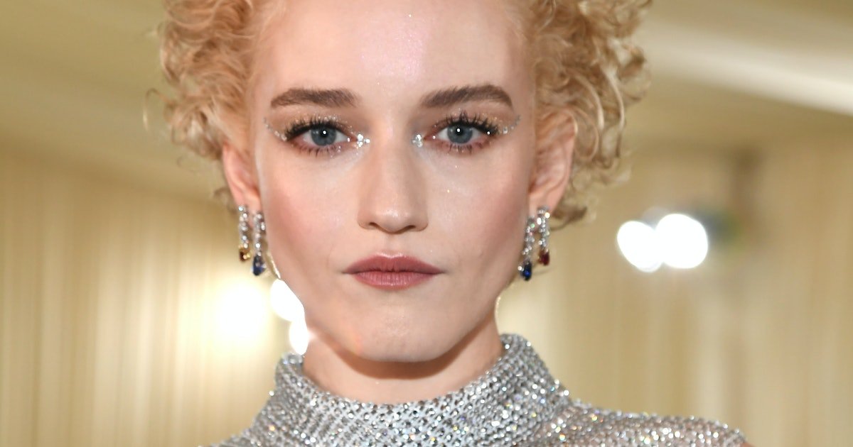 Julia Garner's Invention of Anna Inspired This Iconic '90s Movie ...