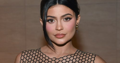 Kylie's "Getting Back" To Doing Makeup After Son's Birth, & The Results Are *Shiny*