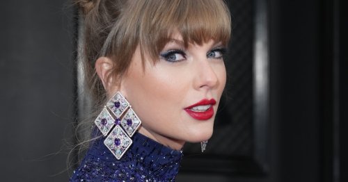 Taylor Swift Sparkled In Midnight Blue On The 2023 Grammys Red Carpet 