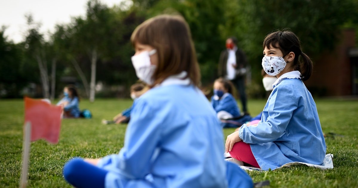 Infectious Disease Experts Explain The Safety Pros & Cons Of Outdoor Learning