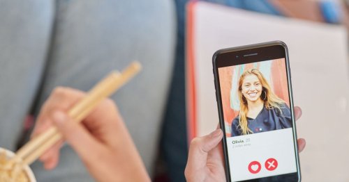Here's How To Get Someone To Ask You Out On A Dating App, According To An Expert