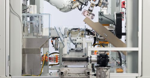 Meet Daisy & Dave, Apple's Recycling Robots Turning Your Old iPhones Into New Models