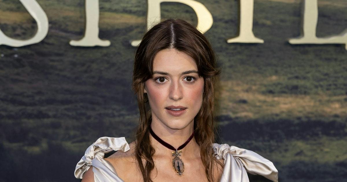Daisy Edgar-Jones Looks Straight Out of an Oil Painting at the Sense and Sensibility Premiere