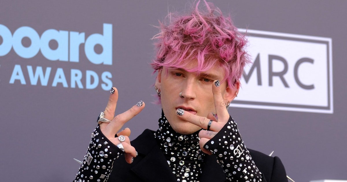 MGK Wore a $30,000 Diamond Manicure To The 2022 Billboard Music Awards