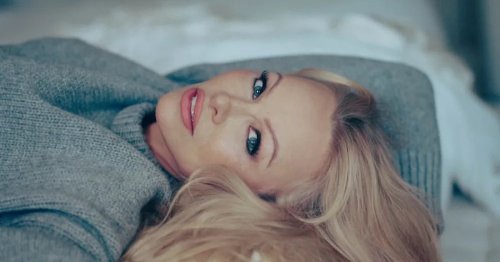 Pamela Anderson’s Makeup-Free Skin Is Glowing At Paris Fashion Week