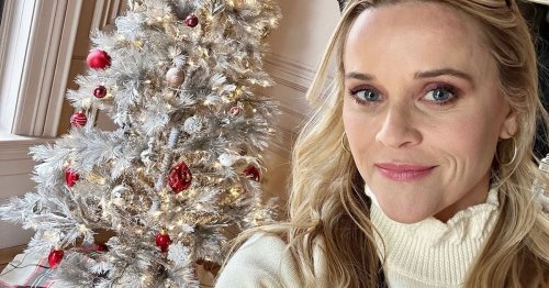 Reese Witherspoon Matched Her Christmas Tree To Her Rainbow Bookshelf & We’re Obsessed