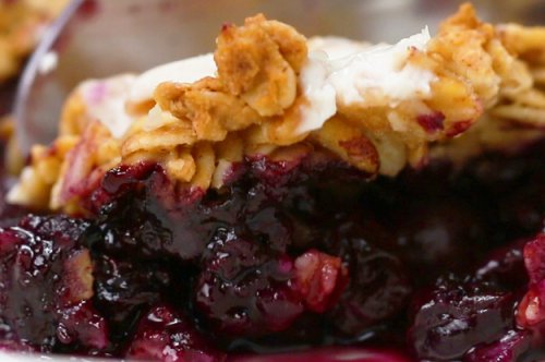 This Healthy Blueberry Crisp Is The Perfect Dessert For Spring