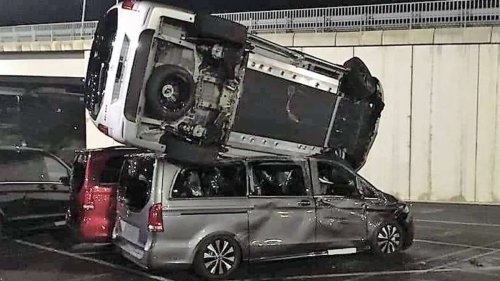 Daimler: Ex-Mitarbeiter zerstört mit Bagger 50 nagelneue Mercedes-Benz