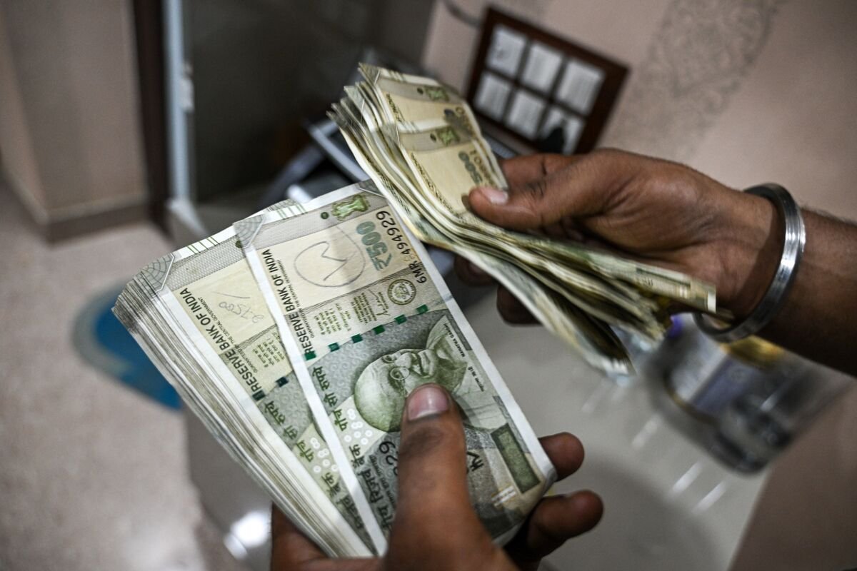 India Forces Banks to Unwind Rupee Bets, Squeezing Short Sellers