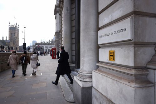UK Posts Record Fiscal Surplus in Pre-Budget Boost for Hunt