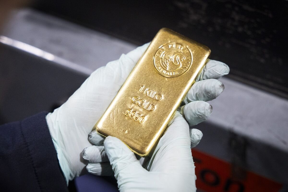 Gold Surges Above $5,500 as Debasement Trade Fuels Record Rally