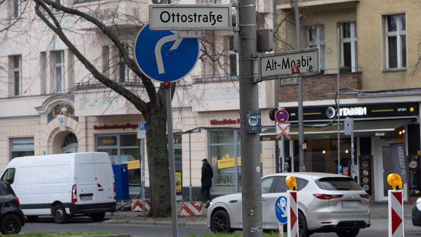 Bei Verkehrskontrolle! Frau (57) saß leblos auf dem Beifahrersitz