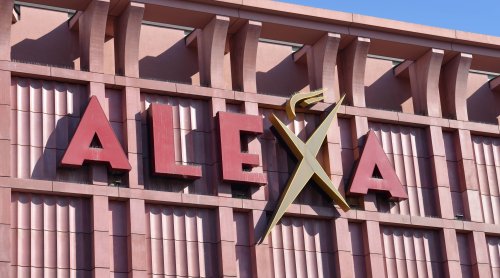 Mann sticht im Alexa auf Sicherheitsmitarbeiter ein – Lebensgefahr!