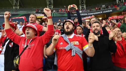 Fans feiern mit Spott-Lied – „Union spielt in Europa, die Hertha liegt im Bett“