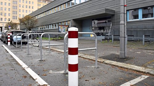 Parkplätze weg! Sinnlos-Fahrradbügel da!