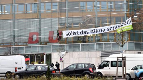 Greenpeace-Aktion! Verwirrung um verschwundenes „C“ an CDU-Zentrale - B.Z. – Die Stimme Berlins