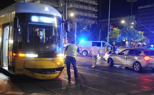 Straßenbahn fährt am Alexanderplatz in BMW
