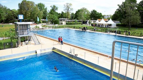 Es ist Sommer und dieses Berliner Freibad macht schon um 16 Uhr dicht