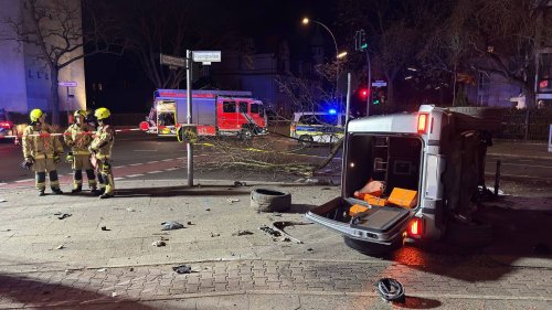 Mercedes rast über rote Ampel, crasht in zwei Autos und mäht Baum um