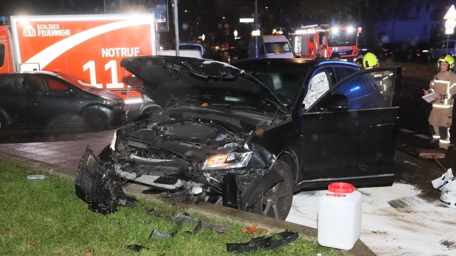 Crash in Gropiusstadt! Audi kracht in Betonmauer