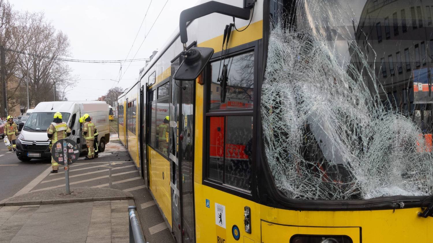 Transporter kracht in Tram! Zwei Verletzte