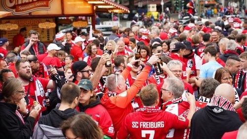 Pokalfinale: SC Freiburg-Fans nehmen Breitscheidplatz ein