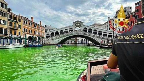 Venedigs Wasser plötzlich grün!