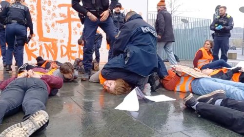 Kanzleramt: Bundespolizist kniet auf Kopf von Klima-Teenie!