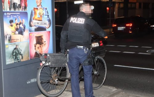 Autofahrer rast Radler in Friedrichshain um und flüchtet