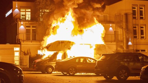 Marzahn: Wieder gehen Autos in Flammen auf