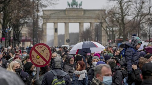 1600 Polizisten bei Corona-Demos in Berlin – Wasserwerfer stehen bereit