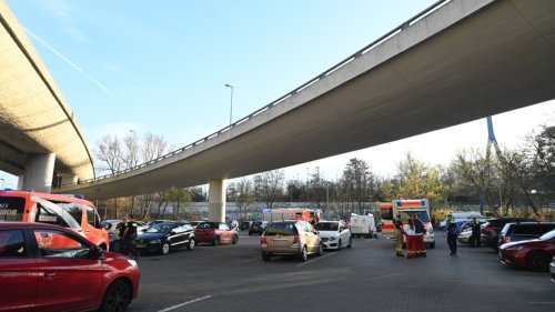 Unfall auf A100: Motorrad stürzt von Autobahnbrücke – Frau tot!