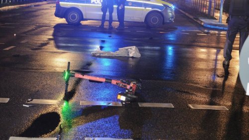 E-Scooter-Fahrerin (19) nach Crash mit Auto schwer verletzt