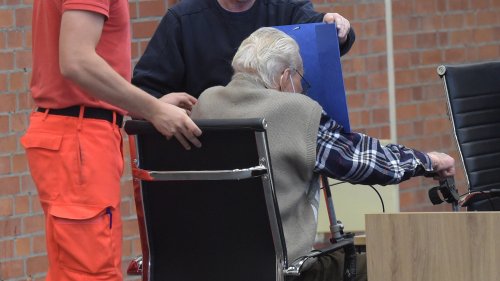 SS-Wachmann (101) hält Gericht zum Narren
