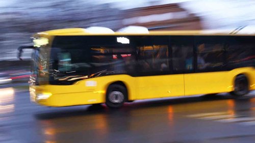Reizgas im Bus versprüht nach Streit um offenes Fenster - B.Z. – Die Stimme Berlins