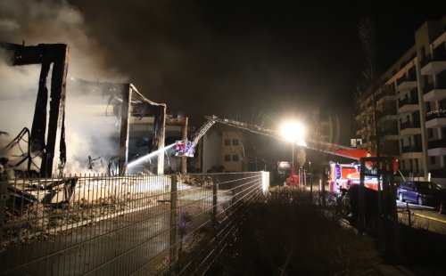 Oberschöneweide: 24-Stunden-Kampf gegen Feuer in Halle