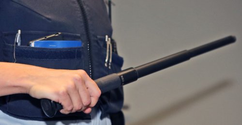 Jugendliche greifen Polizisten mit Schlagstock und Pfefferspray an