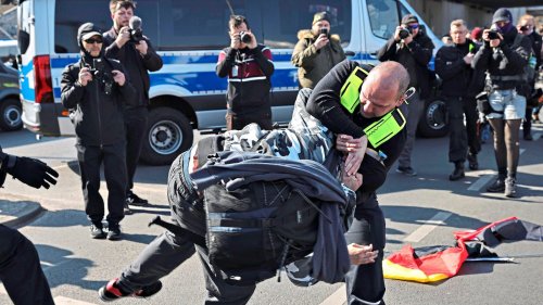 Nazi-Aufmarsch steckt stundenlang am Ostkreuz fest – Festnahmen!