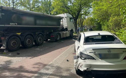 Massenkarambolage nach Reifenplatzer bei Lkw