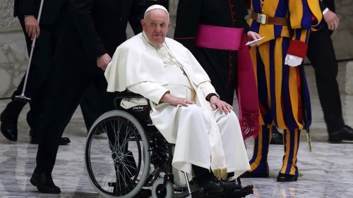 Papst Franziskus muss not-operiert werden