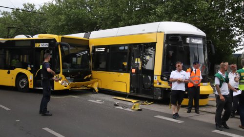 BVG-Bus rammt Tram – zwei Verletzte