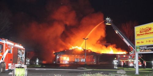 Discounter in Friedrichshagen in Flammen – Dach komplett eingestürzt