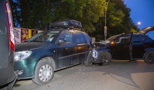 Unfall: Junge Frau will Tier ausweichen und kracht in geparkte Fahrzeuge