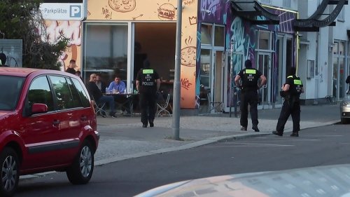 Hier schauen die Abou-Chakers der Polizei bei der Arbeit zu