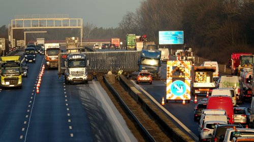 Glätteunfall in Berlin – Lkw durchbricht Leitplanke auf A10