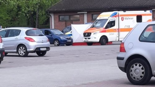 Mann sackt leblos vor Auto auf Supermarkt-Parkplatz zusammen
